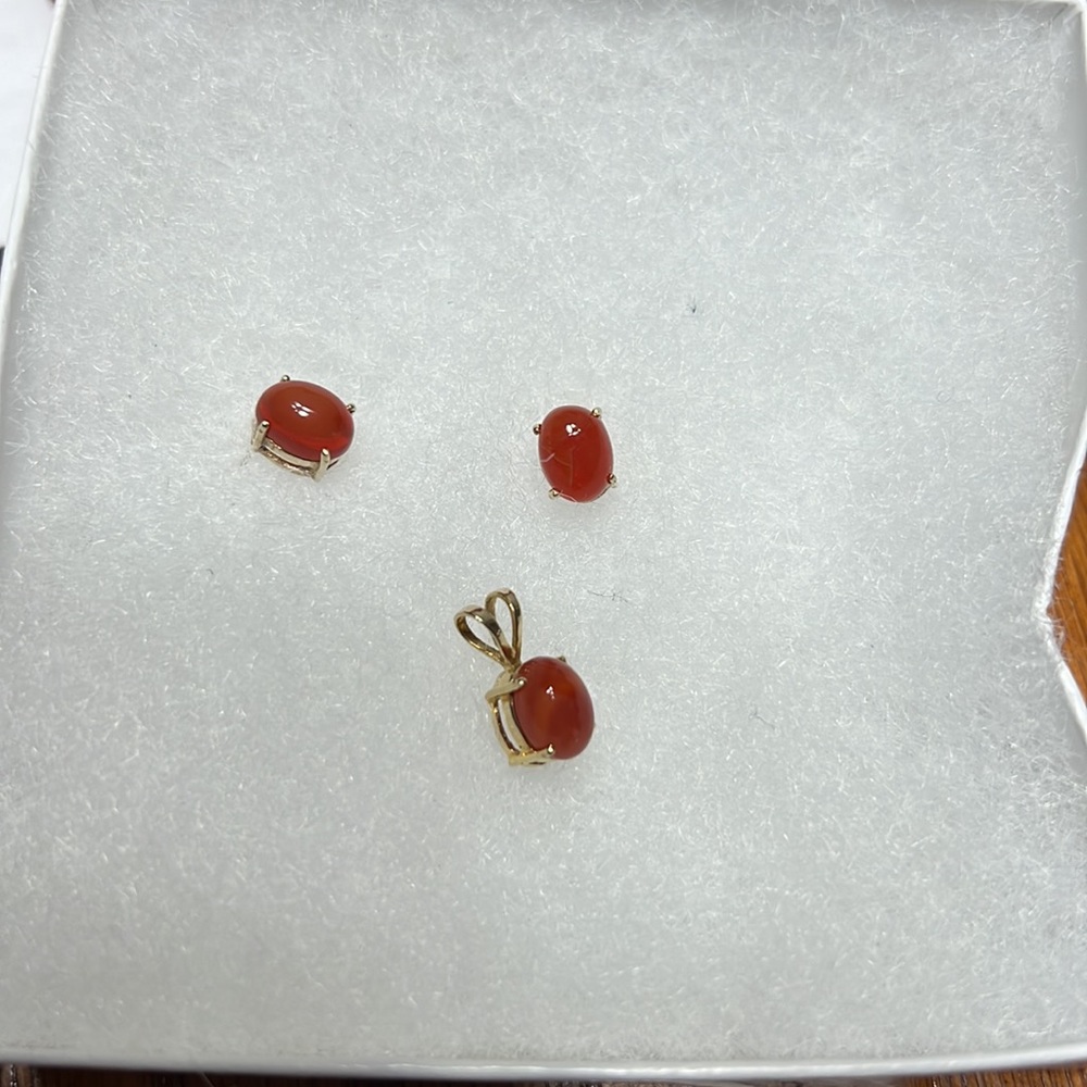 2.7 gramms of 14 kt gold 3 piece earring and pendant set with stone